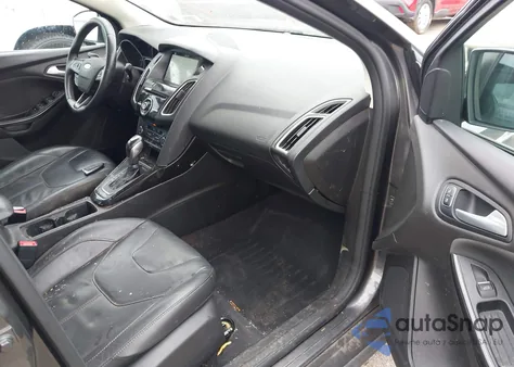 2016 Ford Focus Titanium z USA, uszkodzony, nr VIN 1FADP3J28GL251183